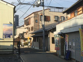 商店街を出てすぐ、目の前に「梶村鍼灸整骨院」の看板が見えてきます